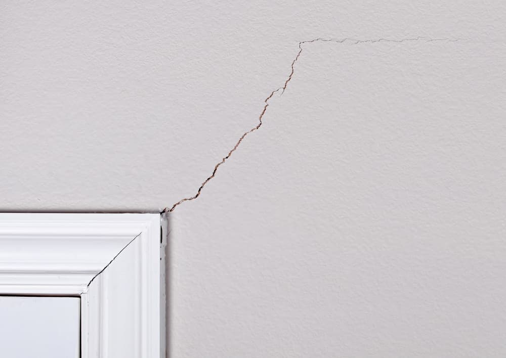 Cracks in wall
