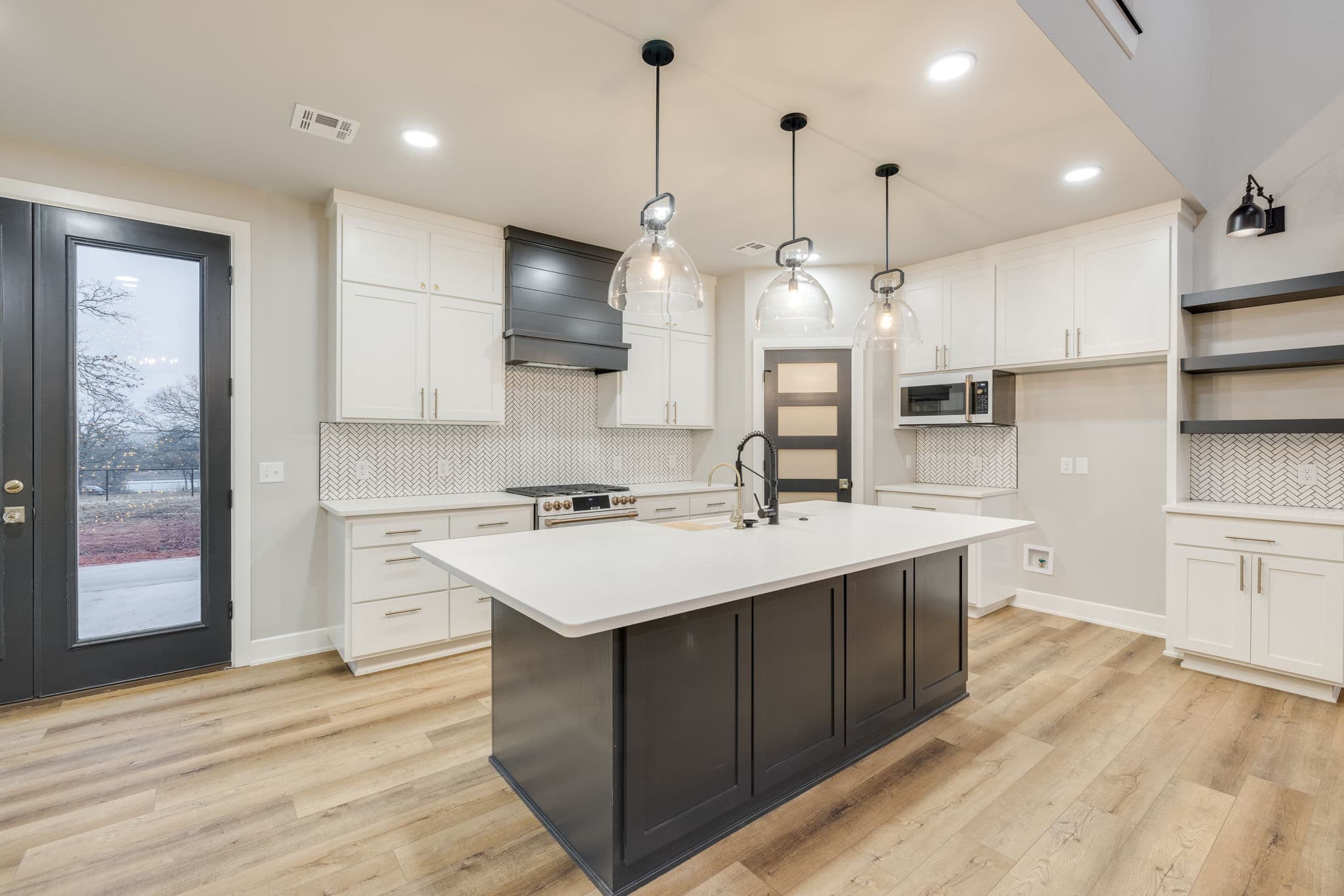 Oklahoma City Custom Home: S Luther Rd Modern & Luxurious
