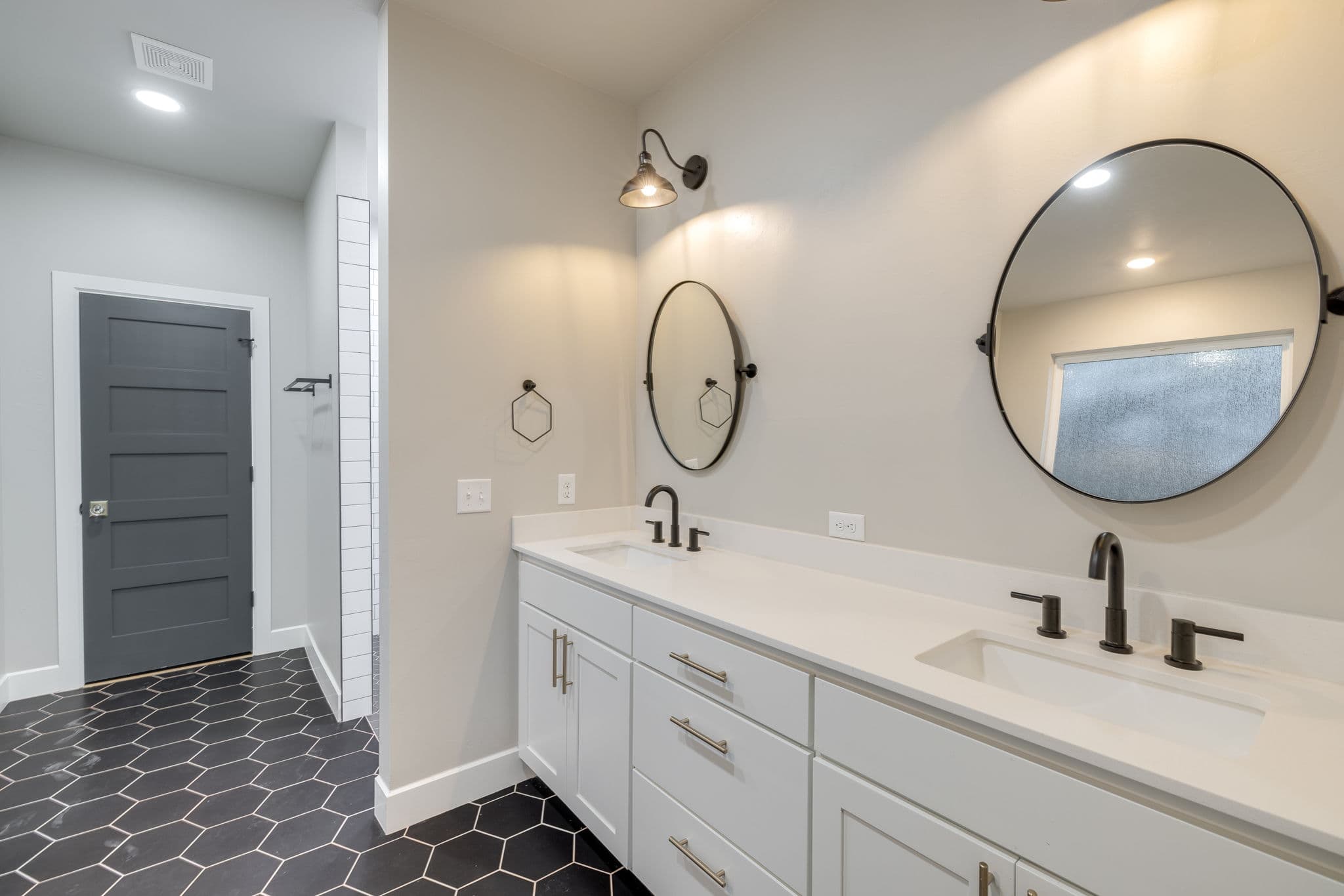 Oklahoma City Custom Home: S Luther Rd Modern & Luxurious