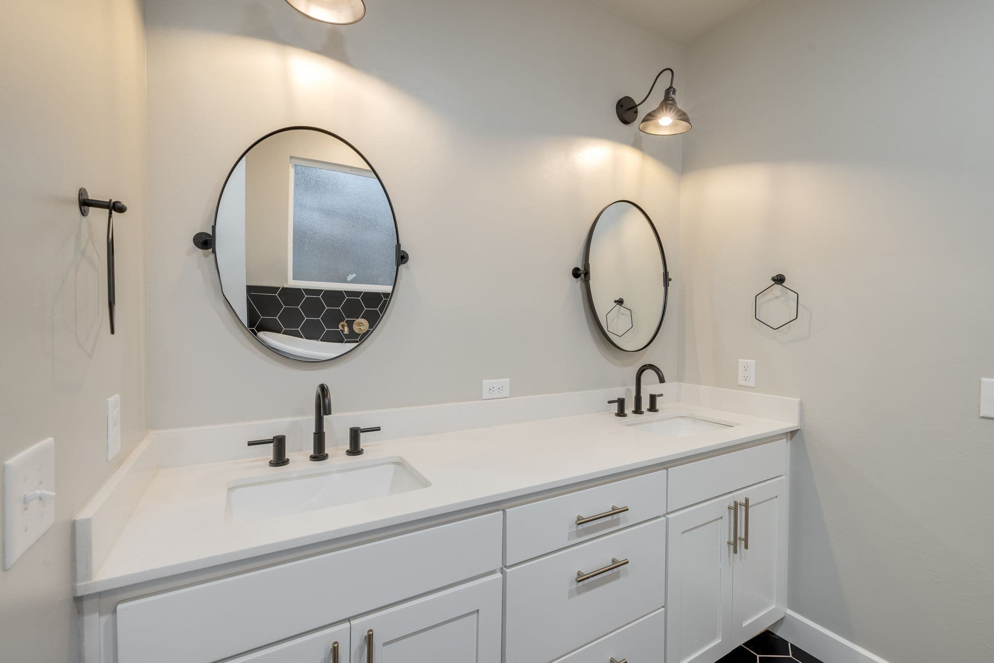 Oklahoma City Custom Home: S Luther Rd Modern & Luxurious