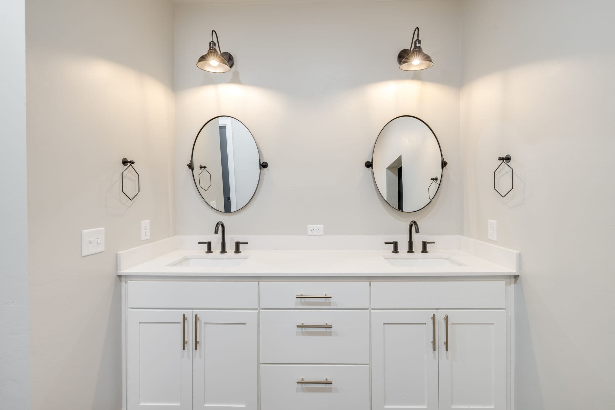 Oklahoma City Custom Home: S Luther Rd Modern & Luxurious