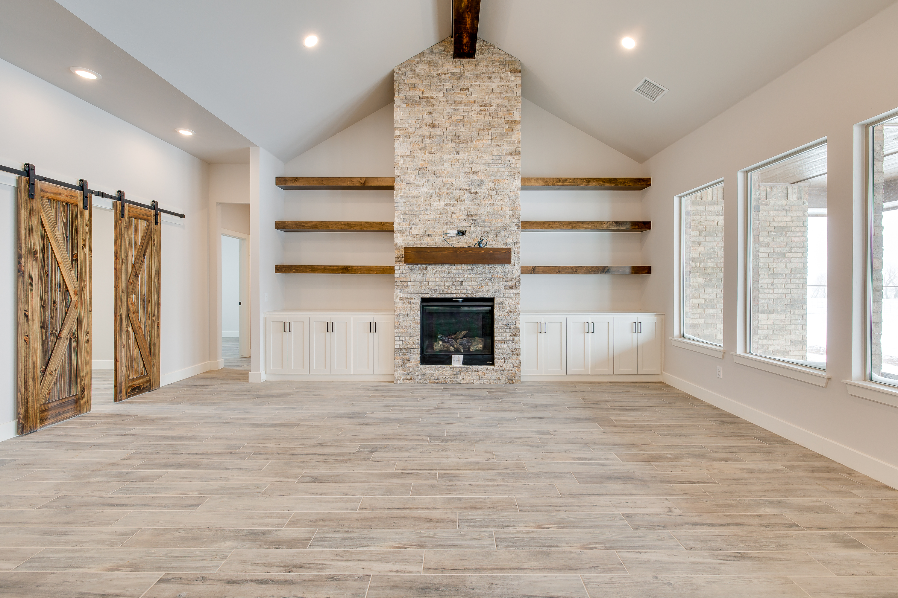 Cabinets_Built In Shelving_Entertainment Center_Family Room