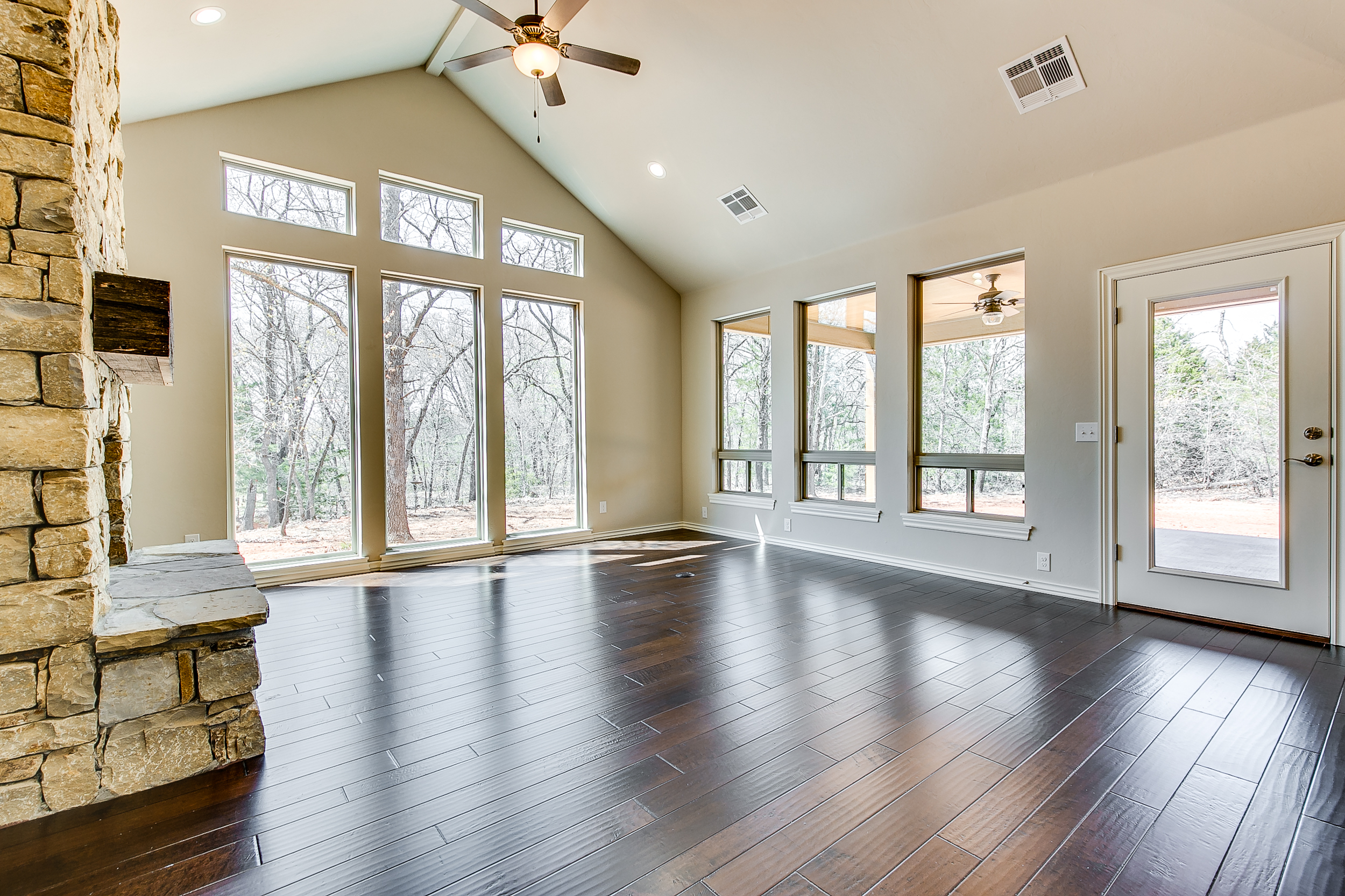 Features_Windows_Floor to Ceiling_Natural Light_Family Room