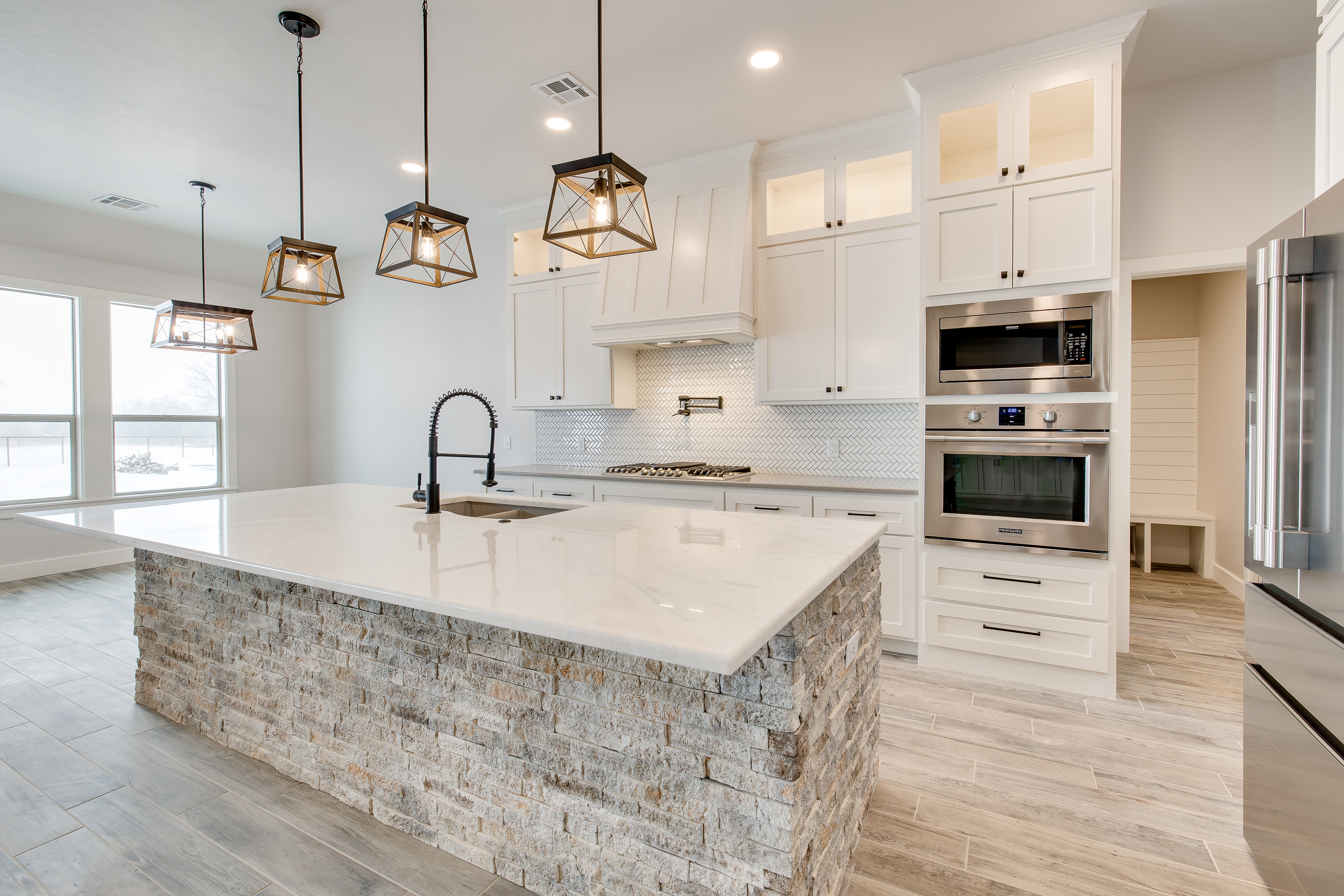 Island_Veneer_Stone_Coronado Amalfi Ledge Salerno_Kitchen